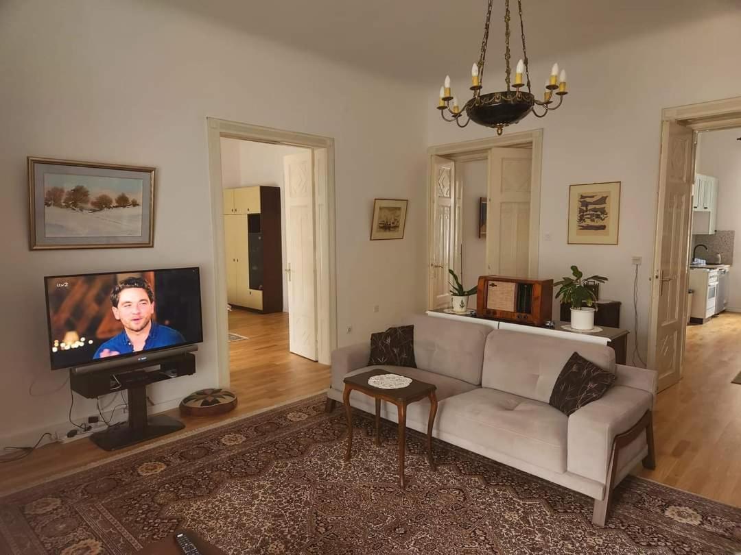 The Best Location Salon Apartment With Main Street View Sarajevo Esterno foto